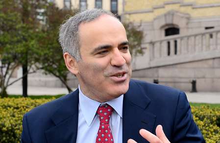 Harri Kasparov Rusiyanı tərk edir